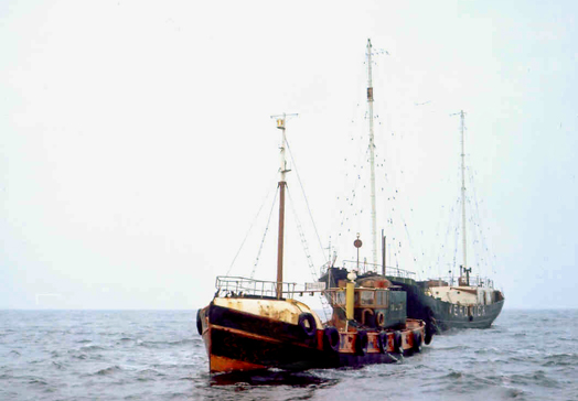 Veronica, laatste dag op zee, de zender is net uit de lucht, de Ger Anna begint aan een ererondje (Foto Jelle Boonstra)