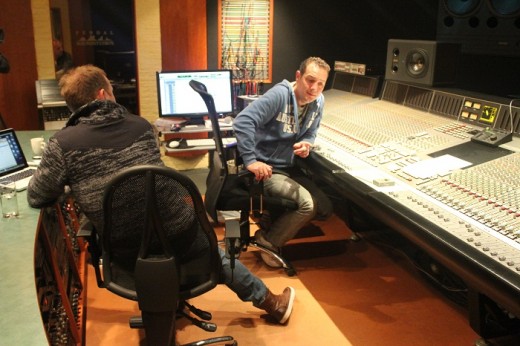 Edwin Evers (L) aan het werk met Hans van Vondelen van Fendal Soundstudio's in Loenen aan de Vegt