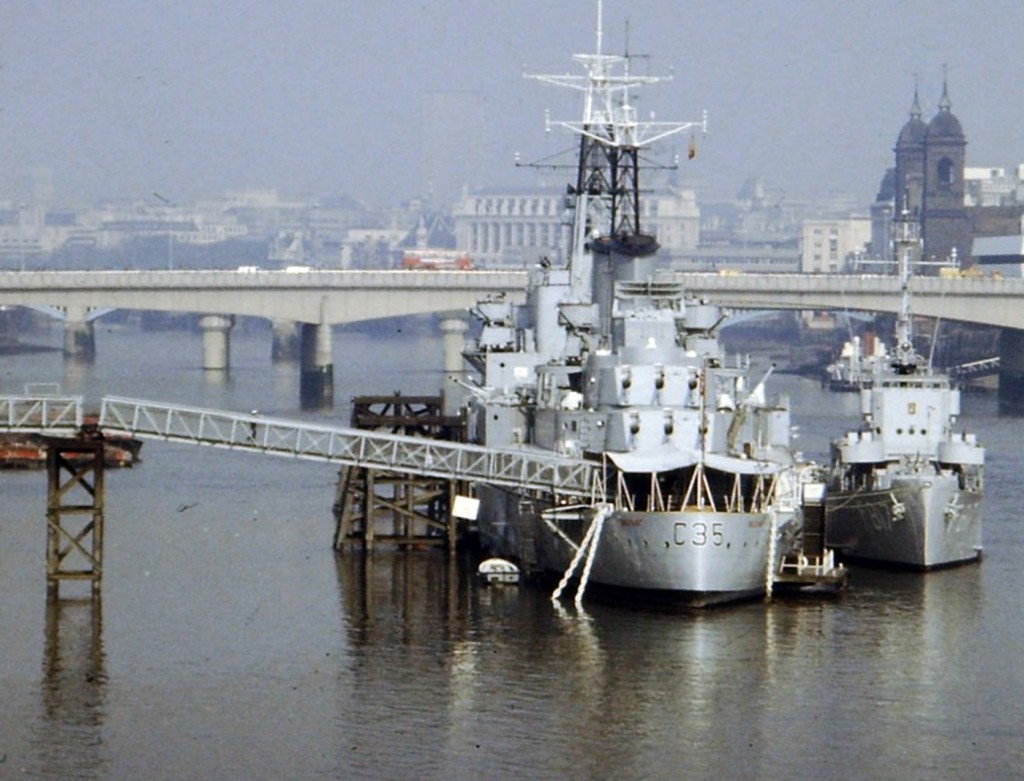 copyright www.roofdierklasse - HMS Wolf in de Thames naas HMS Belfast 1983 - Martin Platter