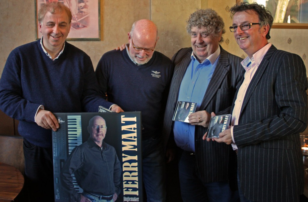 Ferry Maat 65 jaar, uitreiking van CD Ferry Maat jinglemaker door Tonny Eyk 001