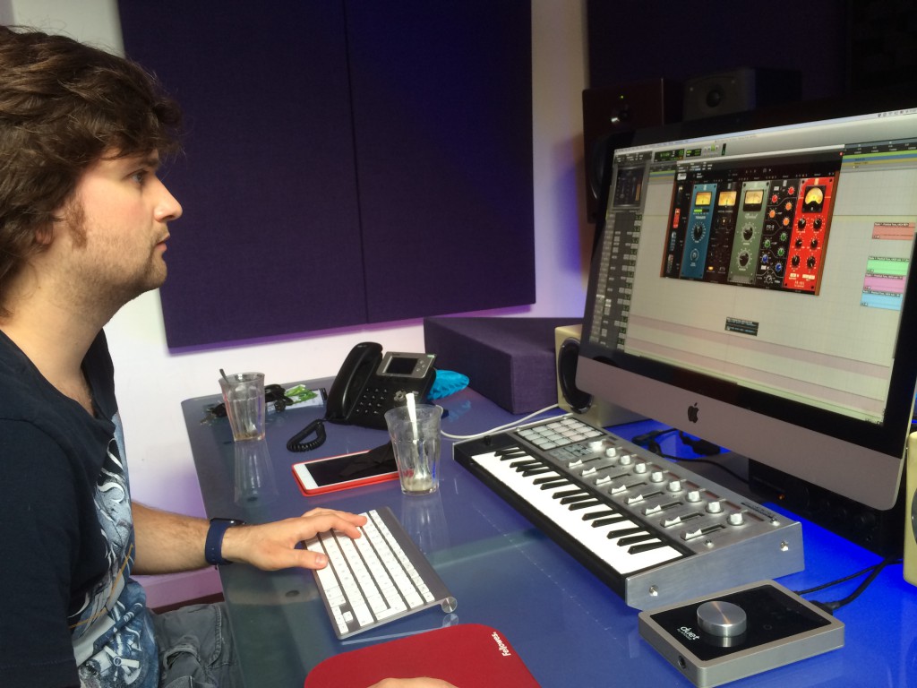 Producer Pelle Kuipers van PURE Jingles tijdens het werken aan de Radio Tour de France jingles - foto Hans Hogendoorn